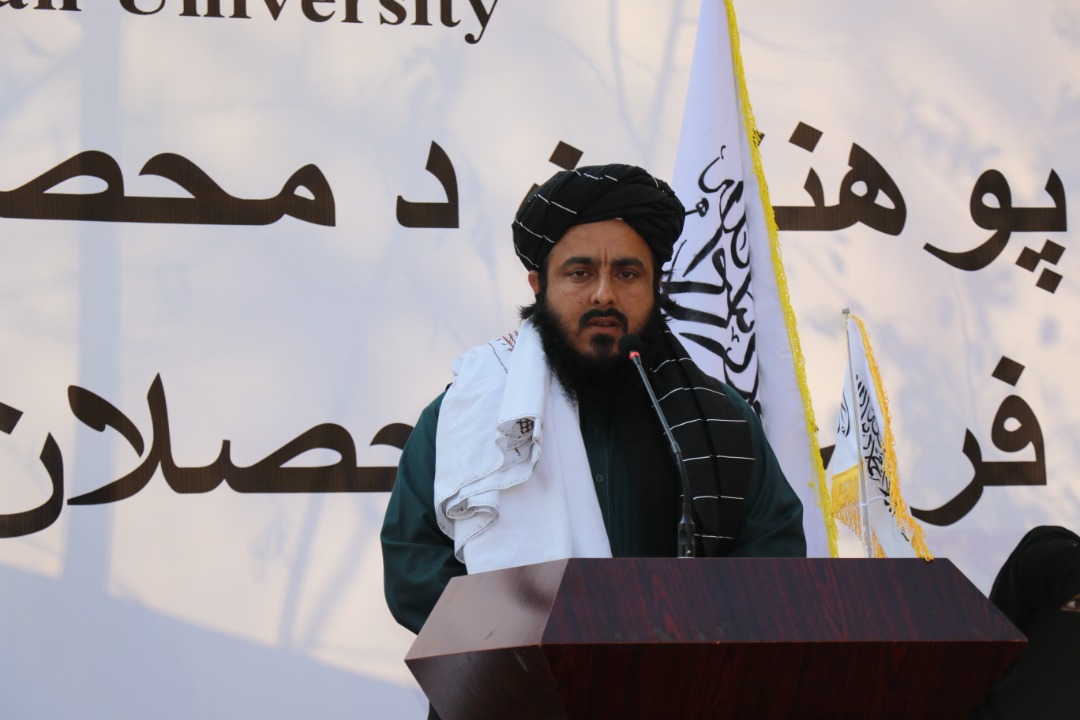 هیئت رهبری پوهنتون پروان جشن فراغت، فارغ التحصیلان را برگزار کردند.